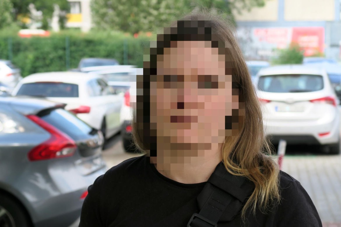 Siedział na ławce obok dziewczyny. Tyle wystarczyło, by zaczęli go okładać młotkiem