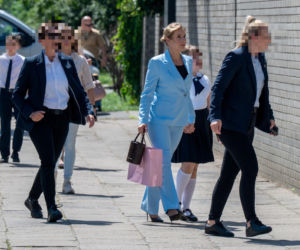Marta Nawrocka z córką Kasią na zakończenie roku szkolnego