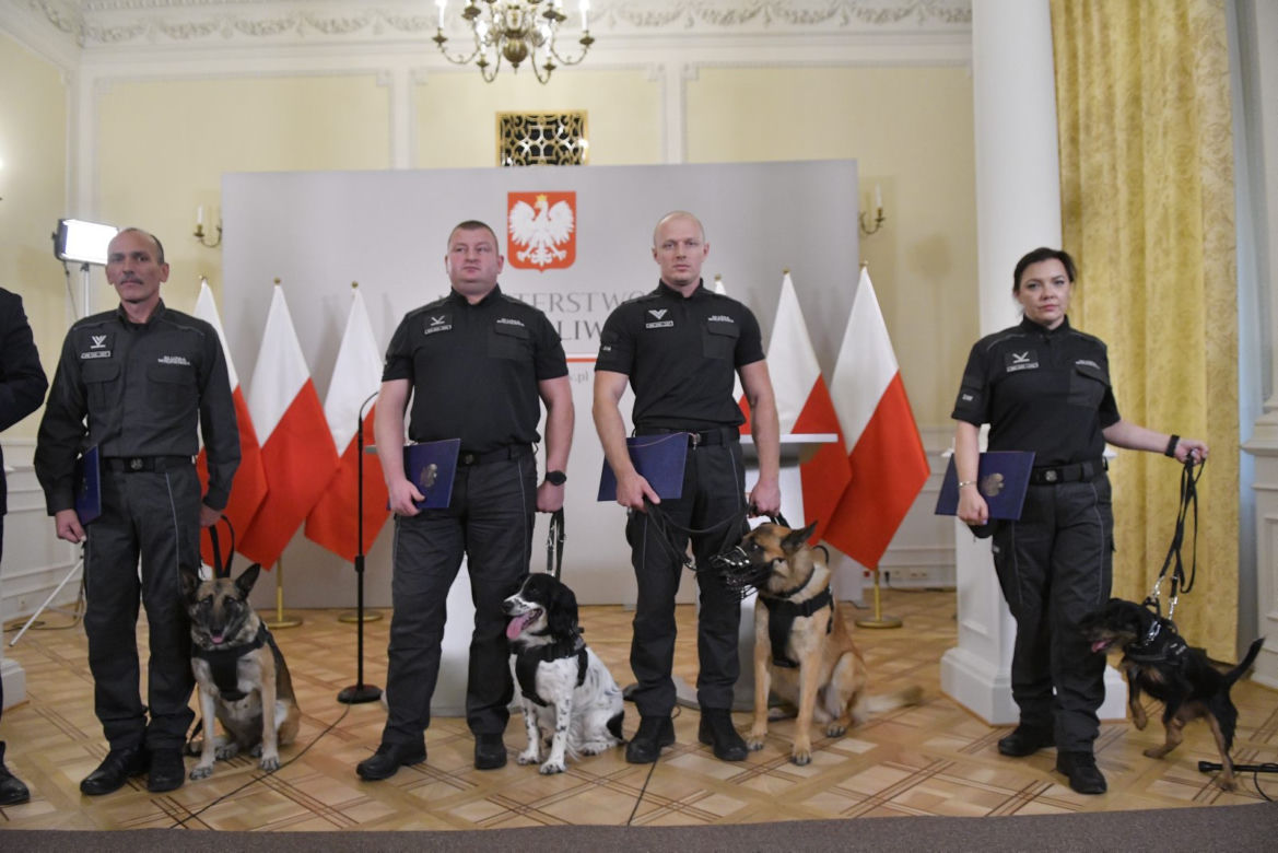 Służby więzienne z psami