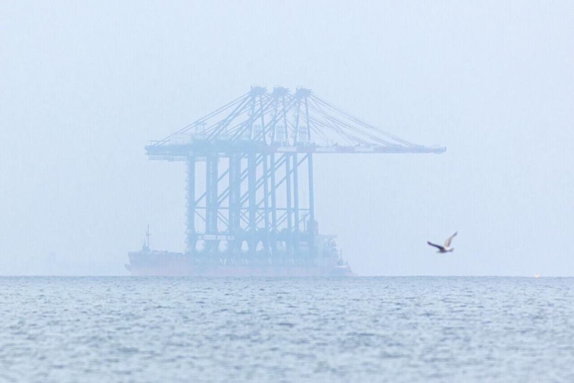 Gdańsk. Do nabrzeża Terminalu T3 na terenie Baltic Hub przybił statek Zhen Hua 32, na pokładzie którego do portu przypłynęły trzy ogromne suwnice przeznaczone do obsługi kontenerowców przy terminalu T3