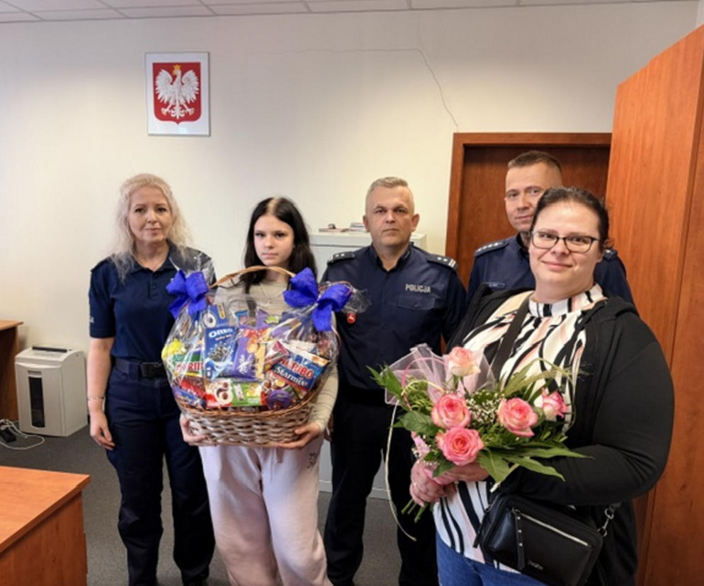 12-letnia Laura z mamą i policjantami odbiera nagrody za uczciwość. O jej postawie przeczytasz na Eska Lublin.