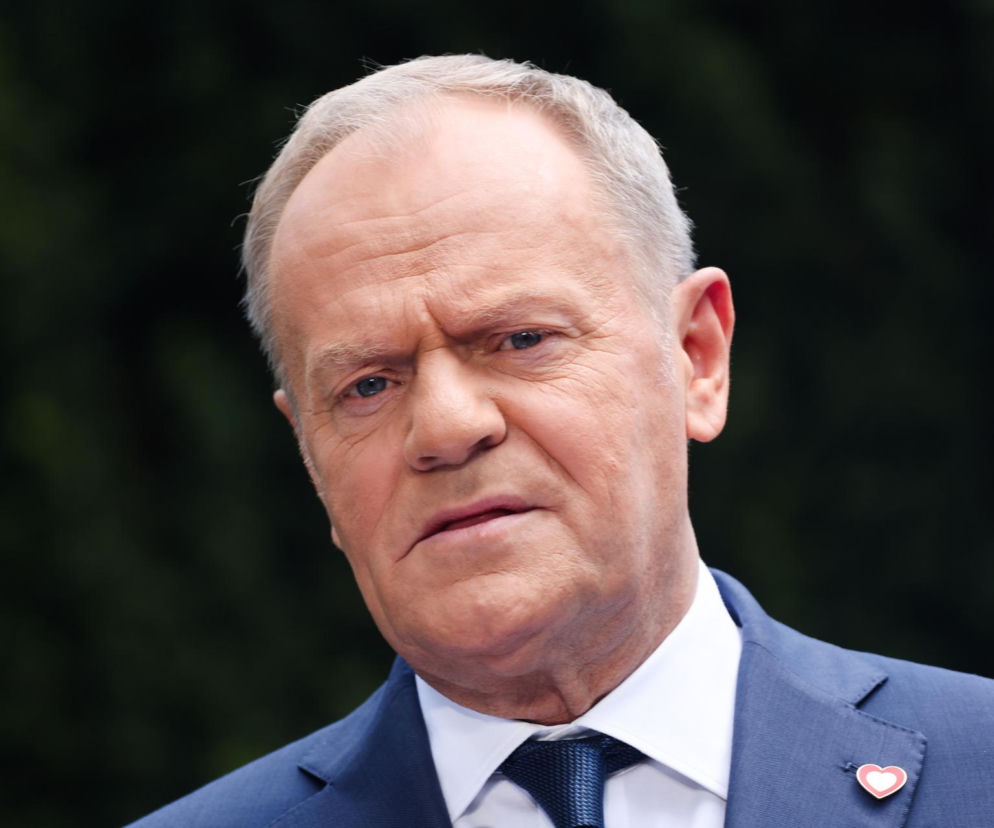 Premier Donald Tusk o poważnym wyrazie twarzy. O zagrożeniu ze strony Rosji przeczytasz na SE Polityka.