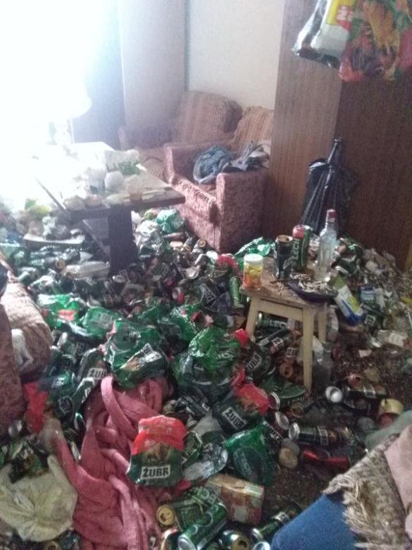 Katowice: Góra śmieci, syf i grzyb. Szokujące zdjęcia mieszkań! Jak można tak żyć? 