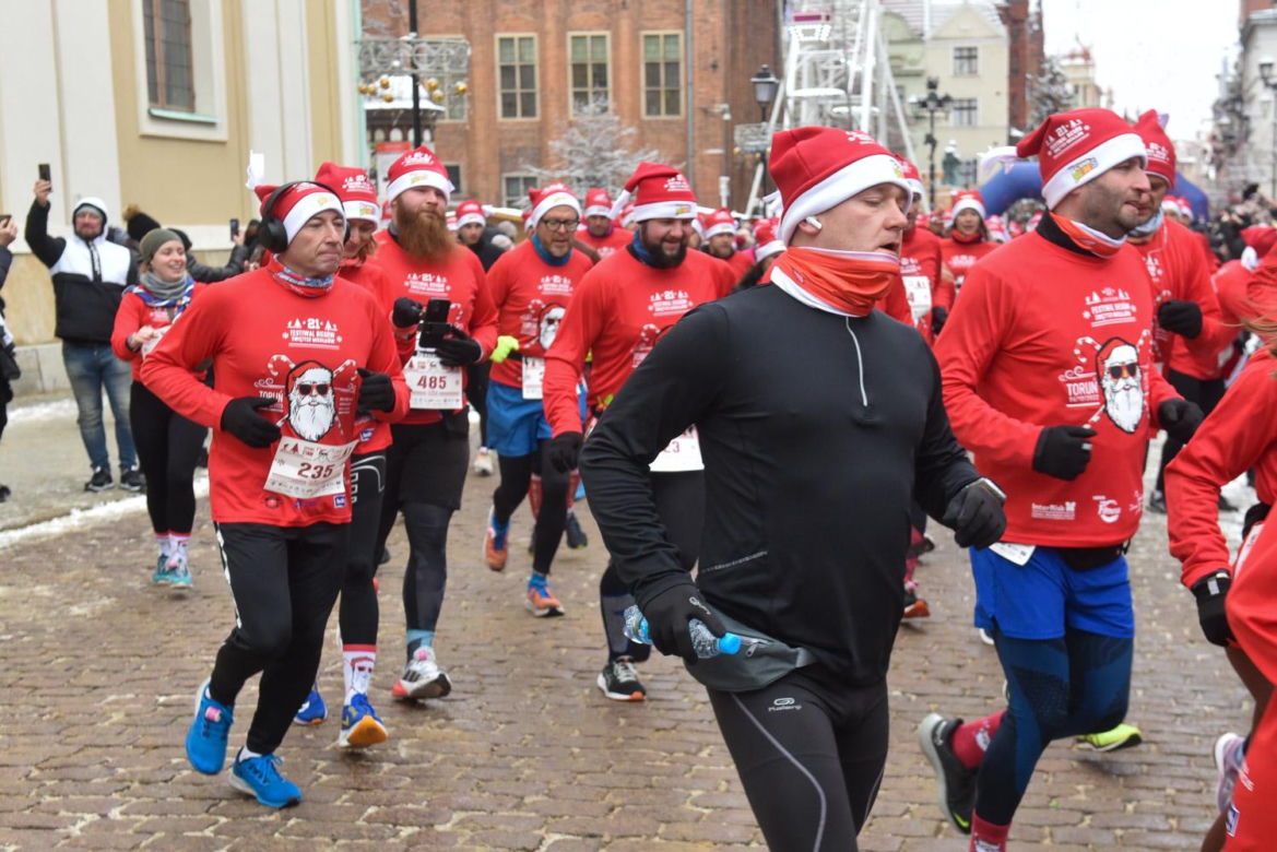 21. edycja Festiwalu Biegów Świętych Mikołajów w Toruniu. 2000 uczestników na starcie