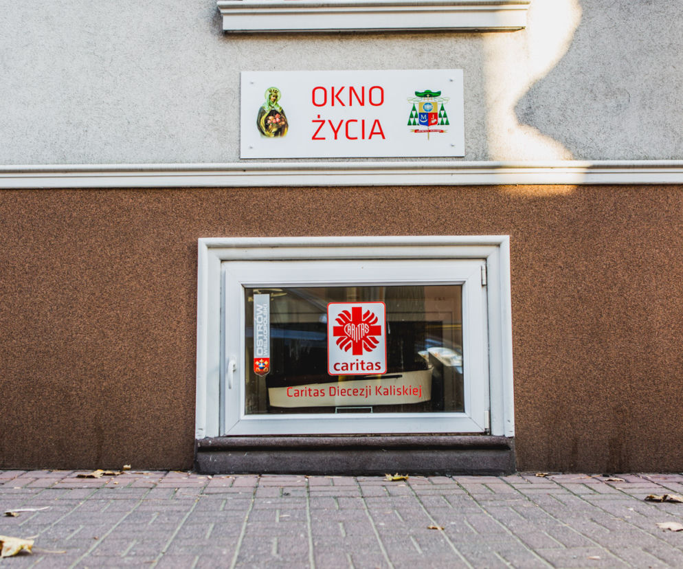 Ostrów Wlkp. Mały chłopczyk w oknie życia. Policja szuka matki!