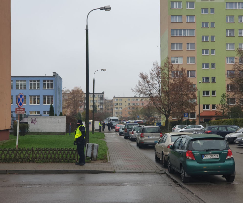 GROZA w Płocku. Kim jest mężczyzna, który trzymał MATERIAŁY WYBUCHOWE w bloku?!