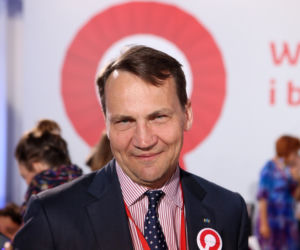 Sikorski nie wytrzymał po pomyśle ludzi Morawieckiego. „Niech sami jadą”