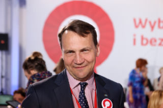 Sikorski nie wytrzymał po pomyśle ludzi Morawieckiego. „Niech sami jadą”