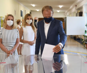 Wybory 2020 Donald Tusk zagłosował z żoną i córką