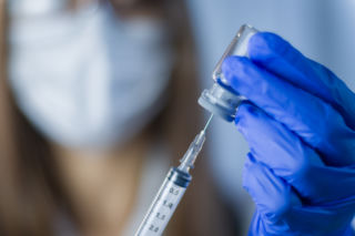 Można zwiększyć skuteczność szczepionek, nawet o 25%. Kluczem – lewoskrętne nanocząsteczki złota