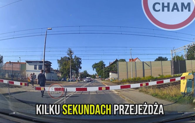 Szokujące wideo. Rodzice z dzieckiem uciekali po torach przed pędzącym pociągiem