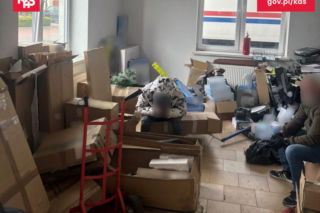 Blisko 8,5 tys. nielegalnych e-papierosów. KAS i policja zabezpieczyły towar wart ponad 900 tys. zł akcyzy
