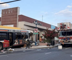 Autobus wjechał w budynek, miażdżył auta! Co najmniej 33 osoby ranne