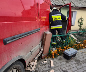 Bus wjechał w ścianę domu. Groźny wypadek pod Mogilnem! [ZDJĘCIA]