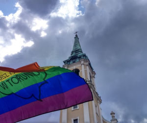  Toruń mówi NIE mowie nienawiści! Tęczowy wiec na Rynku Staromiejskim [ZDJĘCIA]
