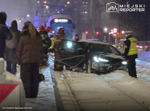 Toyota na torach, kierowca dał nogę! Groźna kolizja w centrum Warszawy