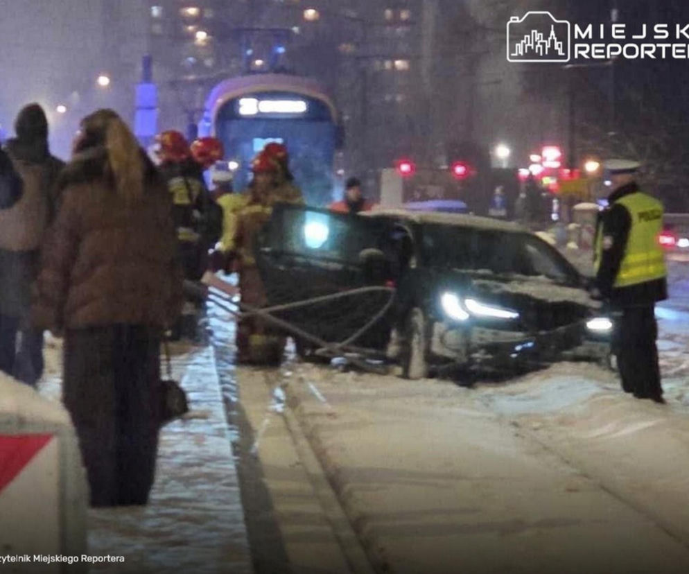 Toyota na torach, kierowca dał nogę! Groźna kolizja w centrum Warszawy