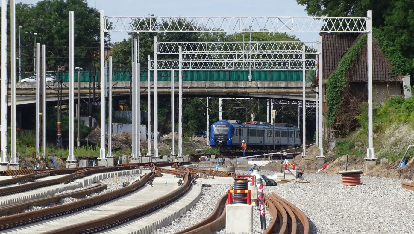 Tak zmienia się stacja PKP Olsztyn Główny. Rośnie konstrukcja nowego peronu, przybywa nowych torów [ZDJĘCIA]