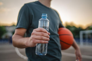 Po jakie napoje sięga młodzież? Woda mineralna jest wybierana chętniej, niż słodkie napoje gazowane, ale najczęściej pije się… herbatę