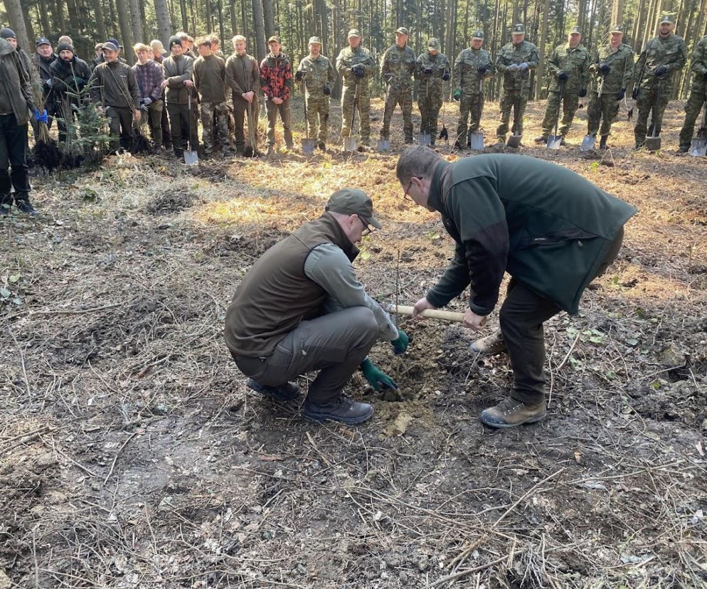 Strażnicy Graniczni sadzili drzewa z okazji 35-lecia swojej formacji