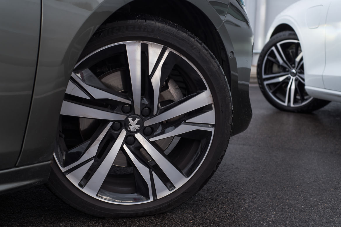 Volvo V60 T8 Twin Engine AWD R-Design AT8 vs. Peugeot 508 SW GT 2.0 BlueHDI 177 KM AT8