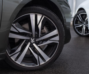 Volvo V60 T8 Twin Engine AWD R-Design AT8 vs. Peugeot 508 SW GT 2.0 BlueHDI 177 KM AT8