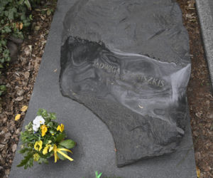 Tak wygląda grób prof. Jadwigi Staniszkis dwa lata po śmierci