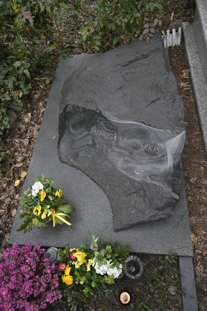 Tak wygląda grób prof. Jadwigi Staniszkis dwa lata po śmierci