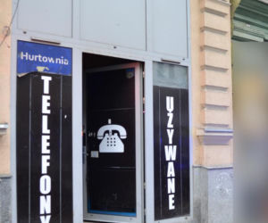Szyld wskazywał na hurtownię telefonów. Za drzwiami była jaskinia hazardu