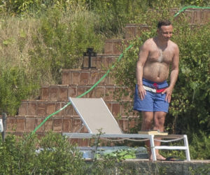 PREZYDENT NACIERA ŻONĘ I CZYTA RODZINNĄ SAGĘ