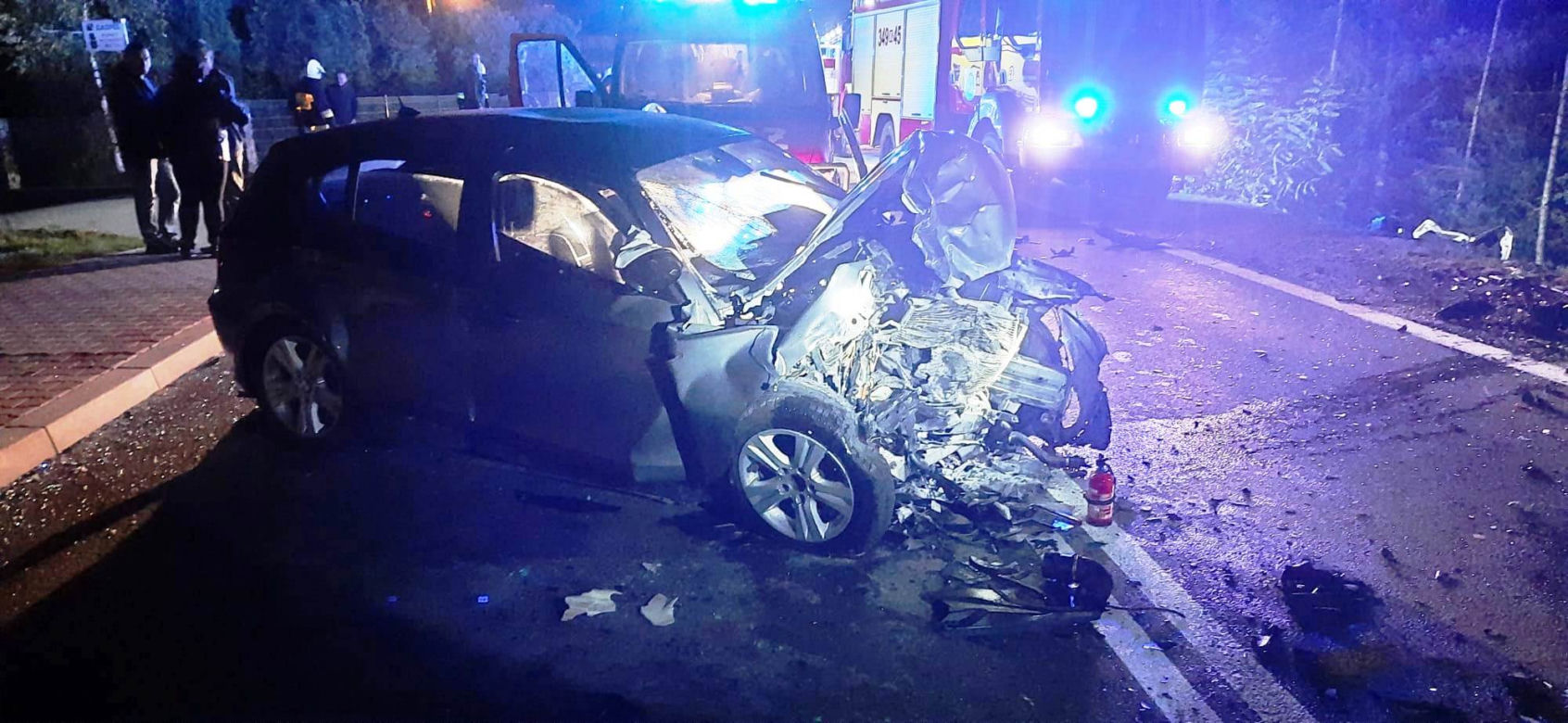 Straszny wypadek w Zabrzeży. Poszkodowani uwięzieni w samochodzie 