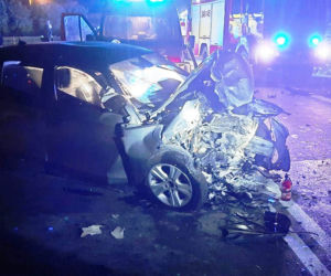 Straszny wypadek w Zabrzeży. Poszkodowani uwięzieni w samochodzie 