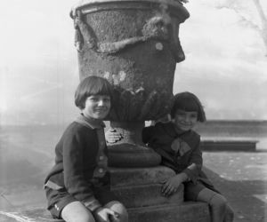 Dzieci na murku. Rok 1928