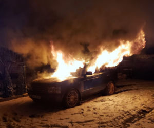 Węgorzewo: Range Rover stanął w płomieniach. Pożar zagrażał pobliskim budynkom [FOTO]