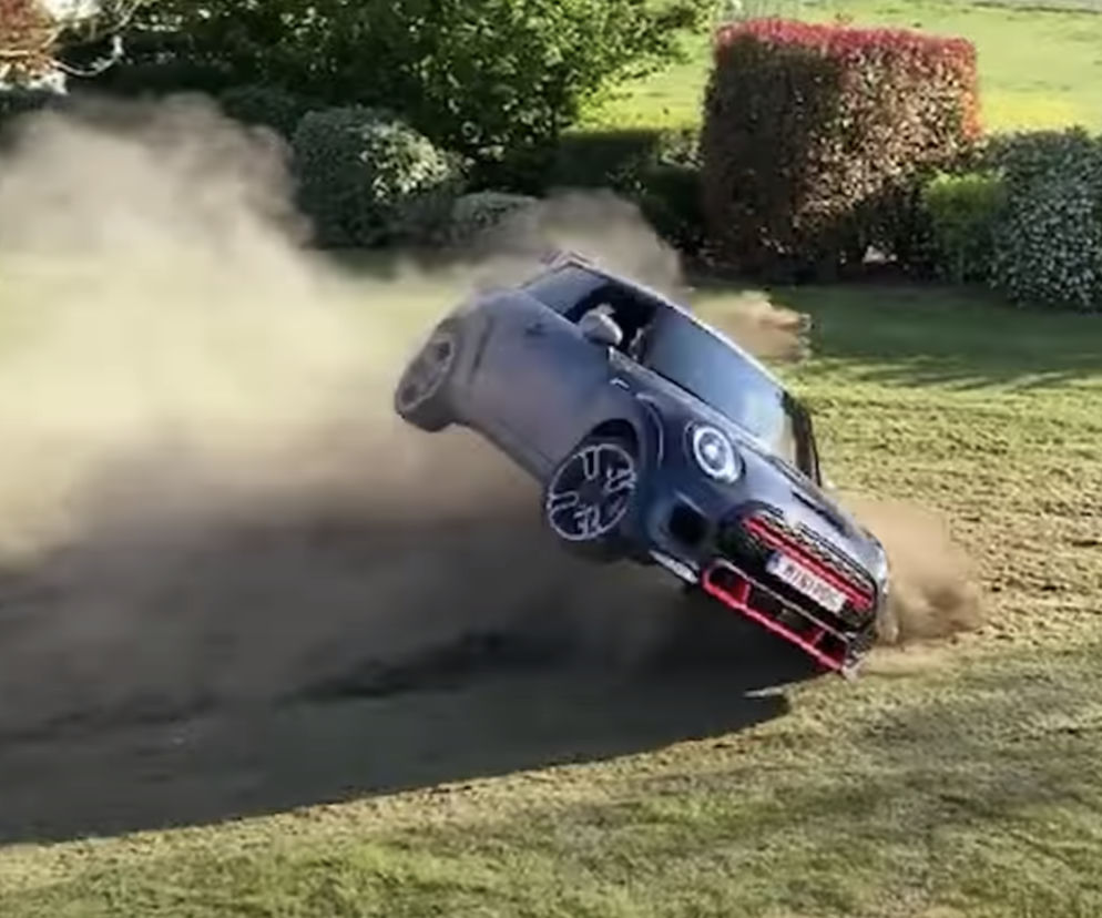 Youtuber dachował swoim Mini JCW GP w ogródku
