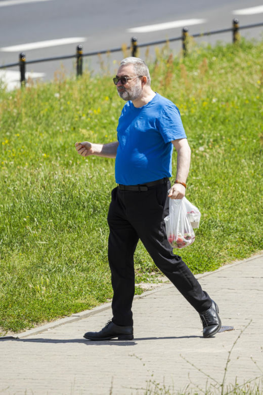 Karol Karski objada się malinami