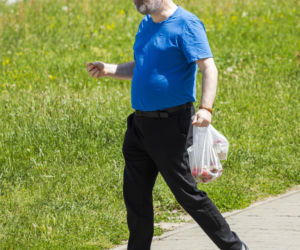 Karol Karski objada się malinami