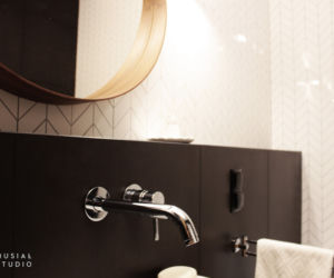Łazienka z płytkami ułożonymi w jodełkę