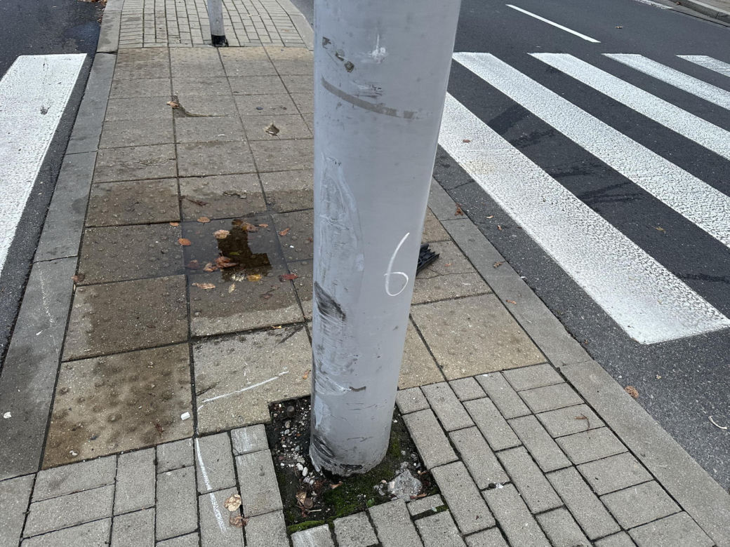 Potężne zderzenie samochodów osobowych w Warszawie. Trzy osoby ranne, jedna w stanie krytycznym