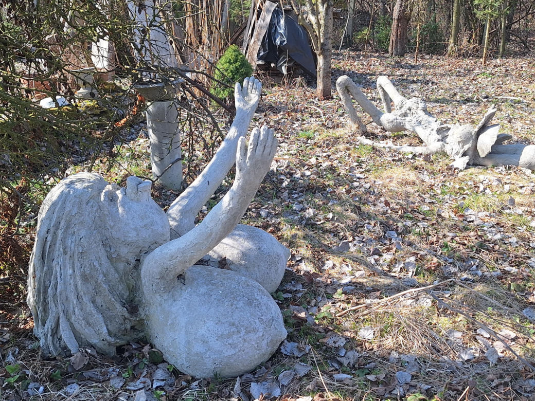 Surrealistyczne rzeźby zdobią ogród. Budzą niepokój i ciekawość