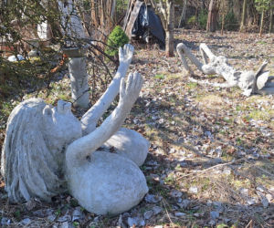 Surrealistyczne rzeźby zdobią ogród. Budzą niepokój i ciekawość