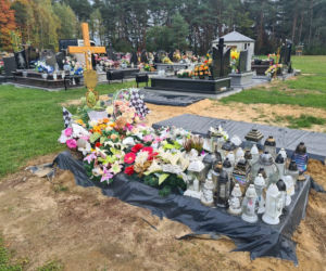 Grób rodziców z Przędzela, których zabił pijany kierowca zdobią białe aniołki [ZDJĘCIA]