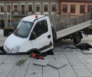Kierowca wjechał autem do fontanny