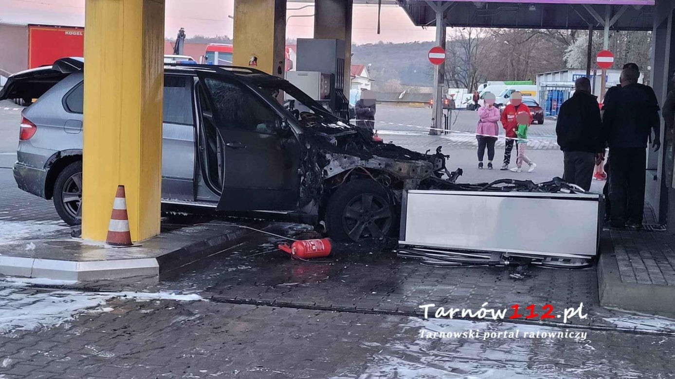 Tarnów. Ogromny pożar na stacji paliw. 47-latek z bmw staranował dystrybutory [ZDJĘCIA]