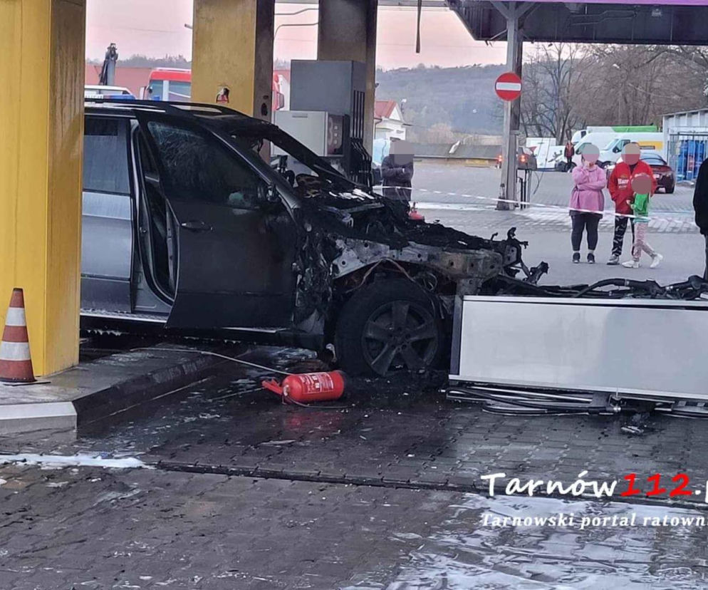 Tarnów. Ogromny pożar na stacji paliw. 47-latek z bmw staranował dystrybutory [ZDJĘCIA]