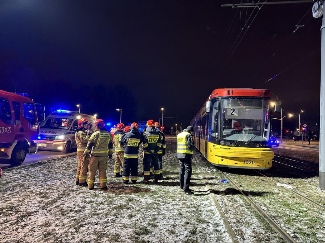 Szesnastolatek ciągnięty przez tramwaj. Chwilę wcześniej przechodził na czerwonym świetle. Cudem uniknął śmiercit
