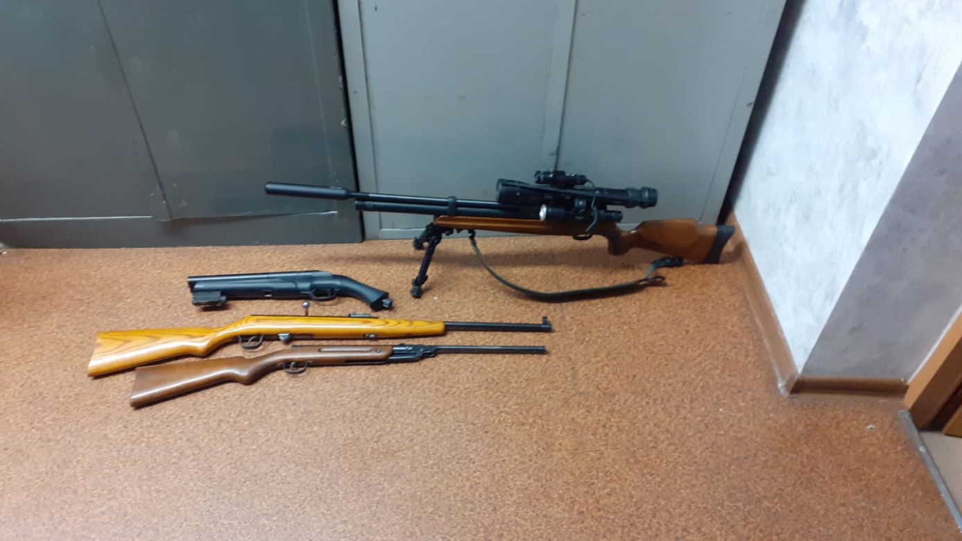 Pod Tarnowem znaleziono nielegalny ARSENAŁ BRONI. 50-letni fan militariów z zarzutami