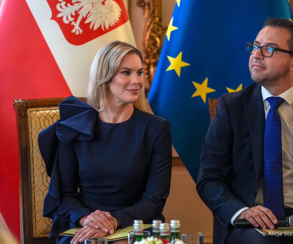 Marta Nawrocka i Karol Nawrocki siedzą obok siebie. O ocenach działalności pary prezydenckiej przeczytasz na SE Polityka.