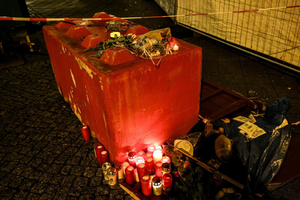 Ludzie palą znicze w Magdeburgu. Zamach na jarmarku bożonarodzeniowym