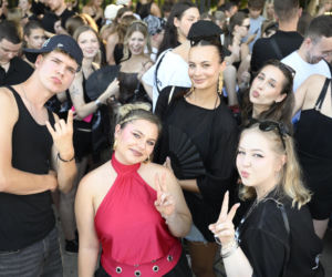 Fani w upale czekają na koncert The Weeknd. Tłumy w Warszawie